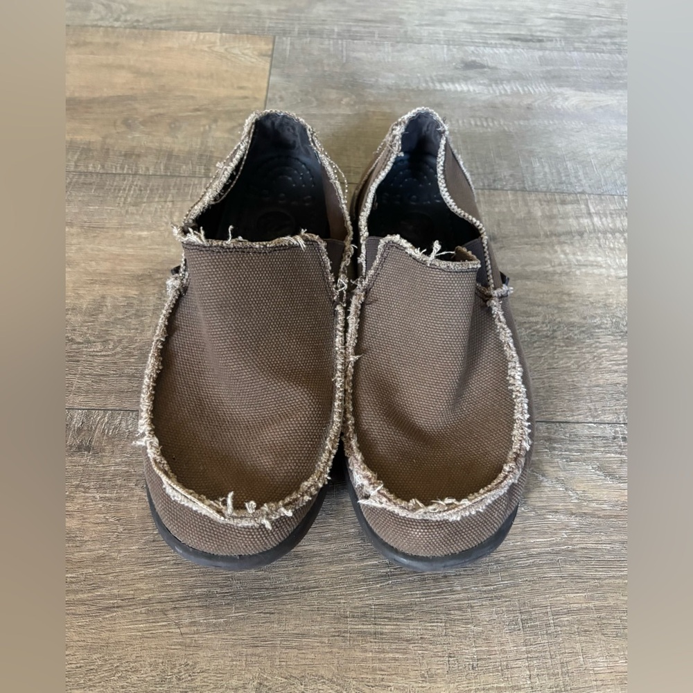 Crocs men’s size 7 like new brown distressed loafer Santa Cruz slip on shoes